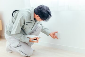 コンセントを確認す作業員